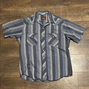 Wrangler Men's Casual Blue and Gray Striped Shirt